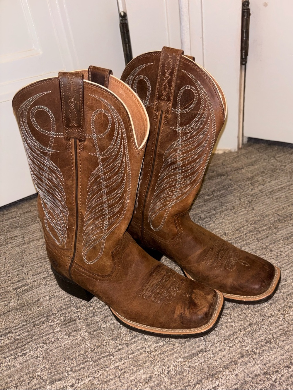 Round Up Wide Square Toe Western Boot
